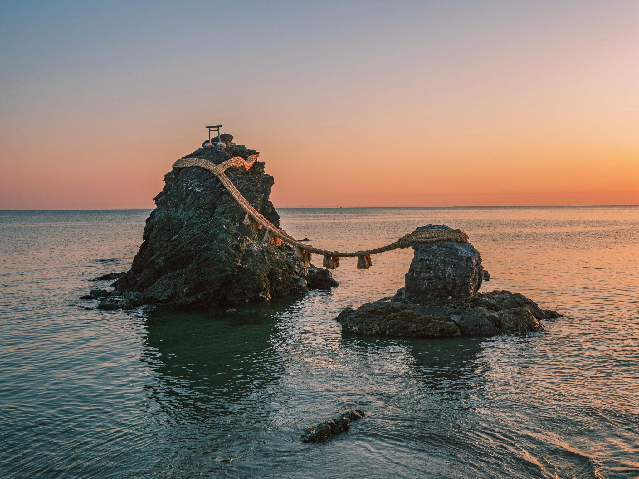 คาชิมะ สถานที่ท่องเที่ยวที่เหมาะกับคู่รักที่ญี่ปุ่นเมะโอโตะ อิวะ (Meoto Iwa) หินแต่งงาน