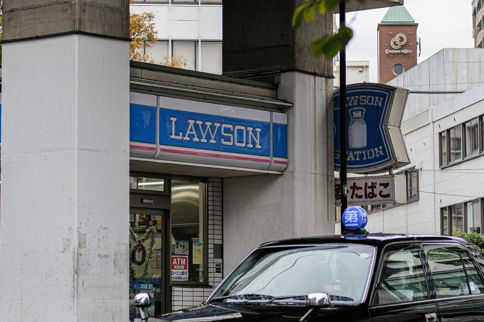 จากร้านนมอเมริกัน สู่ร้านสะดวกซื้อคู่ใจนักเที่ยวญี่ปุ่น (Lawson)