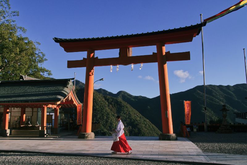 มิโกะ ผู้เชื่อมโลกมนุษย์กับเทพเจ้า แห่งศาลเจ้าญี่ปุ่น